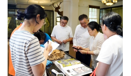 安惠藥用真菌科學(xué)研究所研究人員到南通博物苑開(kāi)展菌物物種鑒定工作